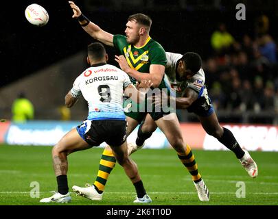 Angus Crichton (au centre), en Australie, tente de tenir le ballon sous la pression des Apisai Koroisau (à gauche) et coéquipier des Fidji lors du match de rugby à XV de la coupe du monde de groupe B au stade Headingley, à Leeds. Date de la photo: Samedi 15 octobre 2022. Banque D'Images