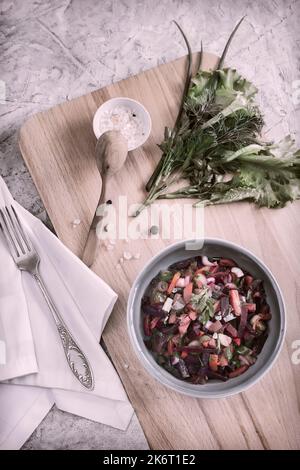 Vinaigrette aux betteraves et légumes durs, salade traditionnelle russe maison. Alimentation saine avec des légumes pour la nutrition végétarienne. VI Banque D'Images