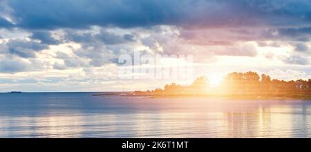 Coucher de soleil sur l'océan. coucher de soleil par jour nuageux sur la mer baltique. Banque D'Images