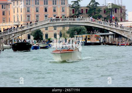 Bateaux-taxis sur le Grand Canal à Venise Banque D'Images