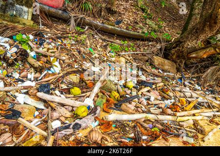 Poussière plastique poison litière et pollution sur la plage de Naithon Beach Sakhu Thalang sur l'île de Phuket Thaïlande en Southeastasie Asie. Banque D'Images