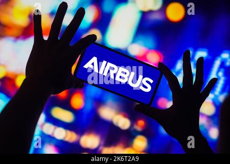 Dans cette illustration, le logo Airbus se s'affiche sur l'écran d'un smartphone. Banque D'Images