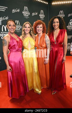 Munich, Allemagne. 15th octobre 2022. Nadja Benaissa (l-r), Sandy Mölling, Lucy Diakovska et Jessica Wahls, de l'ancien groupe de filles No Angels, arrivent au McDonald's Benefit Gala pour profiter de la Fondation McDonald's Kinderhilfe à Eisbachstudios. Credit: Düren/dpa/Alay Live News Banque D'Images