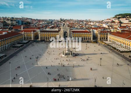 Vue aérienne des piétons à Praca do Comercio dans le district de Baixa, Lisbonne, Portugal Banque D'Images