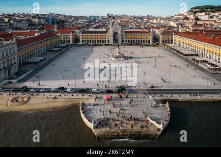 Vue aérienne des piétons à Praca do Comercio dans le district de Baixa, Lisbonne, Portugal Banque D'Images