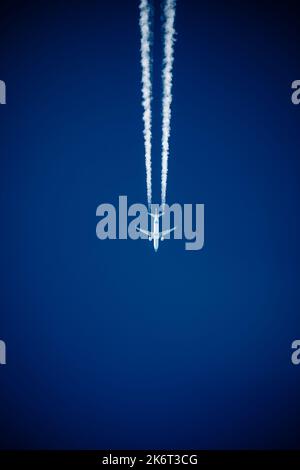 Boeing 737 volant. Air to Air photo des contrailles Banque D'Images