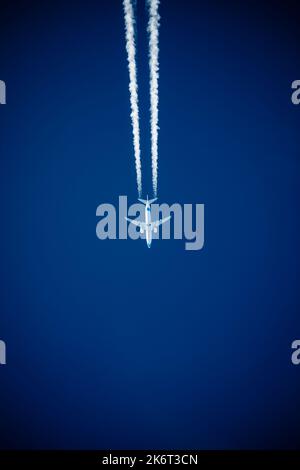 Boeing 737 volant. Air to Air photo des contrailles Banque D'Images