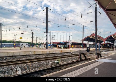 STRASBOURG, FRANCE - 29 AOÛT 2013 : vue sur les quais de la gare de Strasbourg, Alsace, France Banque D'Images