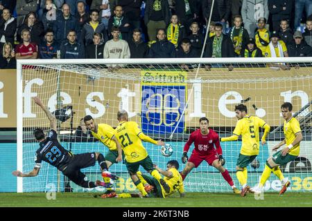 SITTARD - (lr) Michiel Kramer ou RKC Waalwijk, Ivo Pinto ou Fortuna Sittard, Dogan Erdogan ou Fortuna Sittard, Ximo Navarro ou Fortuna Sittard, Fortuna Sittard Ivor Pandur, George Cox ou Fortuna Sittard lors du match néerlandais Eredivisiie entre Fortuna Sittard et RK Waalwijk au stade Fortuna Sittard sur 15 octobre 2022 à Sittard, pays-Bas. ANP MARCEL VAN HORN Banque D'Images