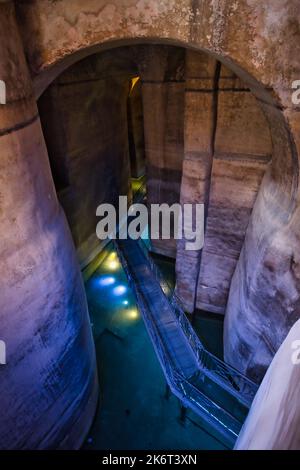 Vue sur les intérieurs de Palombaro Lungo une imposante citerne creusée dans la roche dans le sous-sol de Matera Banque D'Images