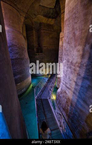 Vue sur les intérieurs de Palombaro Lungo une imposante citerne creusée dans la roche dans le sous-sol de Matera Banque D'Images