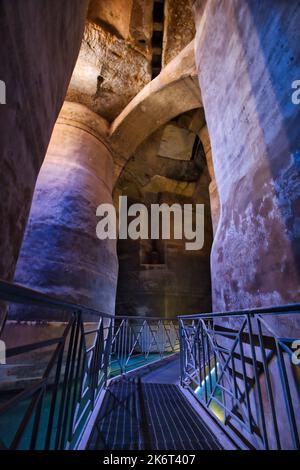 Vue sur les intérieurs de Palombaro Lungo une imposante citerne creusée dans la roche dans le sous-sol de Matera Banque D'Images