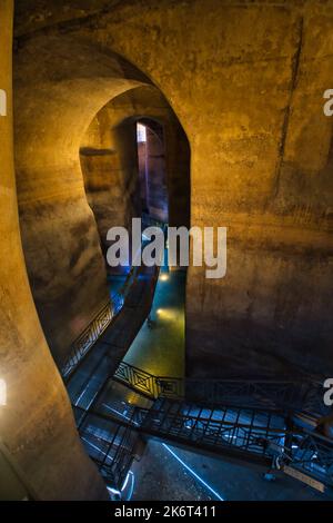 Vue sur les intérieurs de Palombaro Lungo une imposante citerne creusée dans la roche dans le sous-sol de Matera Banque D'Images