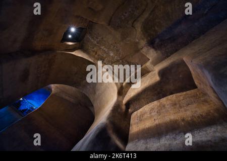 Vue sur les intérieurs de Palombaro Lungo une imposante citerne creusée dans la roche dans le sous-sol de Matera Banque D'Images