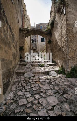 Vue sur une allée caractéristique de la vieille ville de Sasso Barisano à Matera Banque D'Images