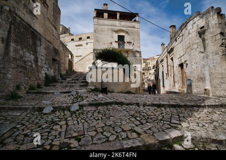 Vue sur une allée caractéristique de la vieille ville de Sasso Barisano à Matera Banque D'Images