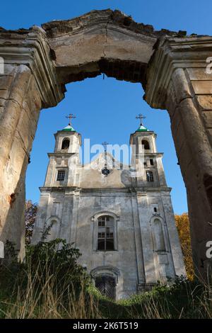 Vue sur l'ancienne église catholique ruinée de la Sainte Trinité à Benitsa, dans la région de Minsk, en Biélorussie. Banque D'Images