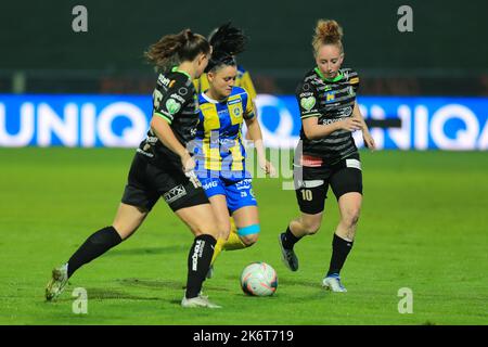 Claudia Wasser (Vienne) prenant sur deux joueurs de Neulnegbach pendant le Planet Pure Frauen Bundesliga Match First Vienna FC vs USV Neulengbach (Tom Seiss/ SPP) Credit: SPP Sport Press photo. /Alamy Live News Banque D'Images