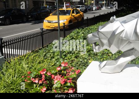 L'installation d'Idriss B de créatures animales fantasques est exposée à Murray Hill jusqu'en février 2023, à New York, aux États-Unis Banque D'Images