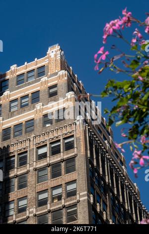 462 Seventh Avenue est un immeuble de bureaux situé dans le quartier du vêtement à Midtown South, 2022, New York City, Etats-Unis Banque D'Images