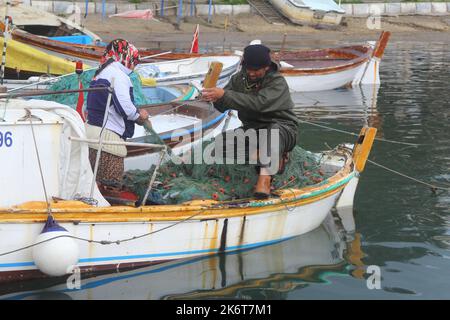 Bodrum, Turquie. 30 janvier 2020 : de retour de la pêche, le pêcheur prend du poisson dans les filets du bateau. Banque D'Images