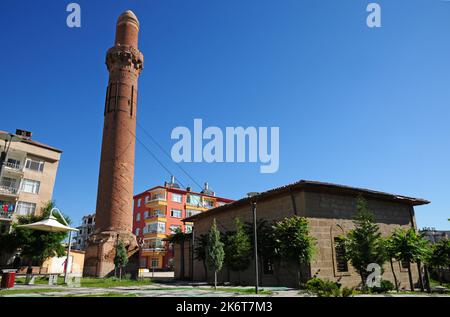 Situé à Aksaray, en Turquie, le Minaret Egri a été construit en 13th pendant la période Seljuk. Le minaret est conçu incliné. Banque D'Images