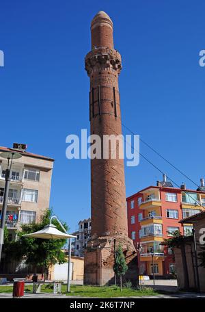 Situé à Aksaray, en Turquie, le Minaret Egri a été construit en 13th pendant la période Seljuk. Le minaret est conçu incliné. Banque D'Images