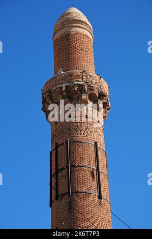 Situé à Aksaray, en Turquie, le Minaret Egri a été construit en 13th pendant la période Seljuk. Le minaret est conçu incliné. Banque D'Images