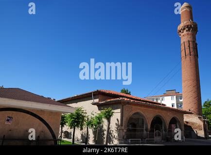 Situé à Aksaray, en Turquie, le Minaret Egri a été construit en 13th pendant la période Seljuk. Le minaret est conçu incliné. Banque D'Images