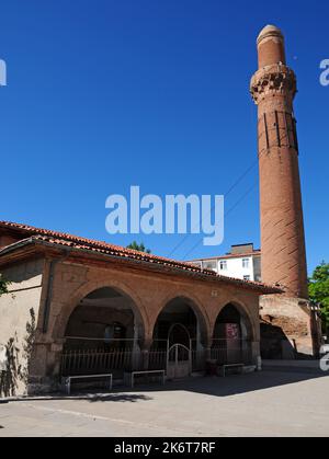 Situé à Aksaray, en Turquie, le Minaret Egri a été construit en 13th pendant la période Seljuk. Le minaret est conçu incliné. Banque D'Images