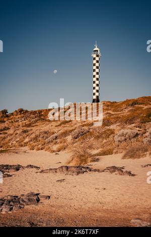 Vue panoramique sur le phare à carreaux noirs et blancs depuis le cyclable de Marlston Hill à Bunbury, en Australie occidentale. Perth, Australie occidentale Banque D'Images