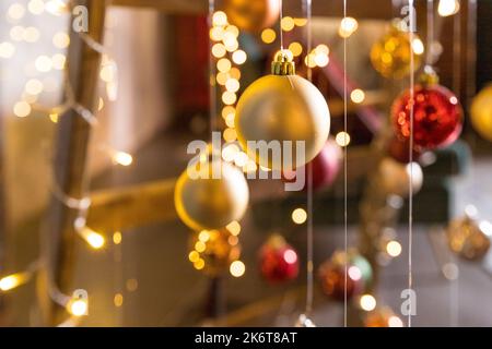 Nouvelle année d'installation d'art d'arbre fait avec des lumières de corde et des boules de Noël accrochées sur des fils sur Background.christmas ornements flous suspendus sur le Banque D'Images