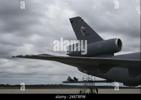 Un prolongateur KC-10 affecté à l'escadre de la mobilité aérienne 305th se prépare à partir de la base commune McGuire-dix-Lakehurst (N.J.) le 10 octobre 2022 pour le dessaisissement. Le processus de cession KC-10 doit être mis en place pour faire place aux nouveaux KC-46 à la base commune. Banque D'Images