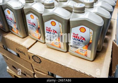 Samara, Russie - 5 mai 2022 : huile moteur Shell Helix Ultra dans des bidons en plastique au supermagasin Banque D'Images