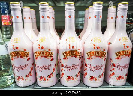Samara, Russie - 5 mai 2022: Baileys bouteilles de liqueurs sur le plateau dans un supermarché. Fraises et crème. Boissons alcoolisées. Liqueur de crème irlandaise. Se Banque D'Images
