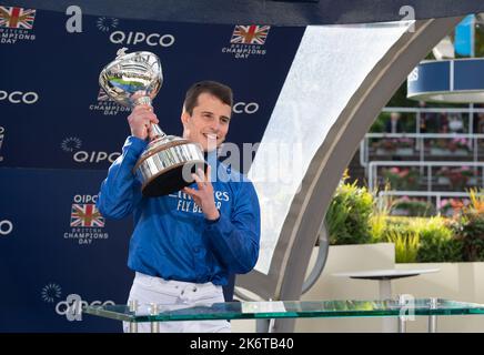 Ascot, Berkshire, Royaume-Uni. 15th octobre 2022. William Buick a réalisé une longue ambition à Ascot aujourd'hui alors qu'il a été couronné champion Jockey pour la première fois. Willie Carson, légende des courses, lui a remis le trophée. L'homme de 34 ans a dominé le championnat dès le début et commence le dernier jour de la saison sur 157 gagnants, 67 à l'écart de ses plus proches challengers Hollie Doyle et Tom Marquand. Crédit : Maureen McLean/Alay Live News Banque D'Images