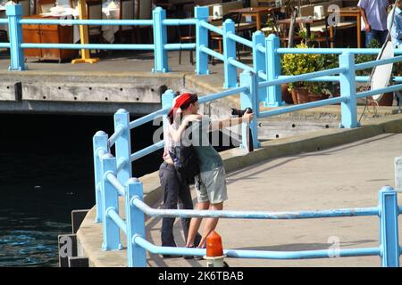 istanbul, Turquie. 19 septembre 2011. Deux touristes qui viennent visiter Istanbul prennent des selfies avec leurs appareils photo sur le pont de Galata. Banque D'Images