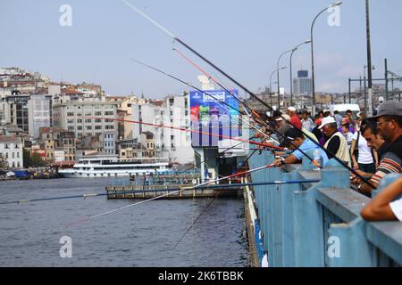 istanbul, Turquie. 19 septembre 2011 : pêcheurs sur le pont de Galata d'Istanbul et leurs barres de pêche l'une après l'autre. Banque D'Images