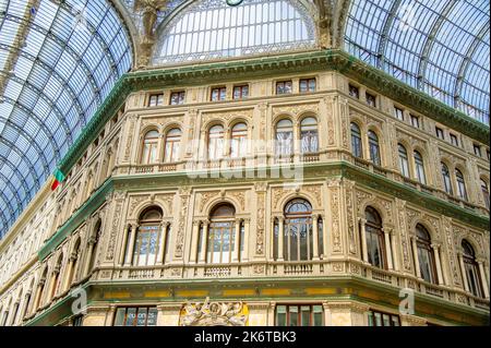 09 avril 2022 - Galleria Umberto. Intérieur de la galerie ancienne . Shopping et tourisme en Europe.les touristes boivent du café et de la marche Banque D'Images