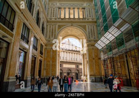 09 avril 2022 - Galleria Umberto. Intérieur de la galerie ancienne . Shopping et tourisme en Europe.les touristes boivent du café et de la marche Banque D'Images