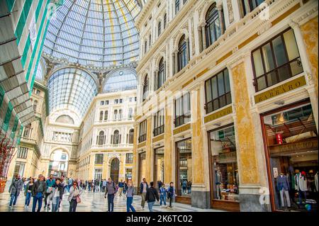 09 avril 2022 - Galleria Umberto. Intérieur de la galerie ancienne . Shopping et tourisme en Europe.les touristes boivent du café et de la marche Banque D'Images