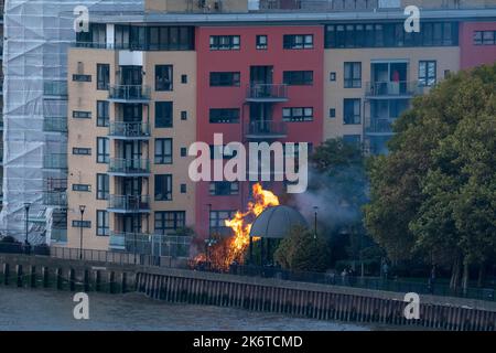 Londres, Royaume-Uni. 15th octobre 2022. Un feu de haie fait rage près des appartements au bord de la rivière Westferry Road sur le Thames Path, Isle of Dogs. L'incendie a brûlé pendant environ 10-15mins avant d'être auto-extinguible. Credit: Guy Corbishley/Alamy Live News Banque D'Images