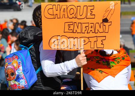 "Chaque enfant compte" écrit en français ​ "la deuxième Journée nationale de vérité et de réconciliation du Canada" a été célébrée à 30 septembre 2022, à Montréal Banque D'Images