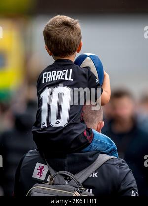 Londres, Royaume-Uni. 15th octobre 2022. Un jeune partisan de Saracens prêt pour le match de rugby Gallagher Premiership entre Saracens et Bath Rugby au stade StoneX, Londres, Angleterre, le 15 octobre 2022. Photo de Phil Hutchinson. Utilisation éditoriale uniquement, licence requise pour une utilisation commerciale. Aucune utilisation dans les Paris, les jeux ou les publications d'un seul club/ligue/joueur. Crédit : UK Sports pics Ltd/Alay Live News Banque D'Images