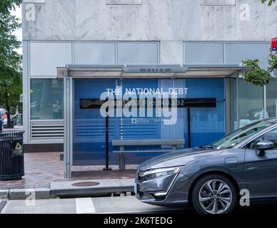 Washington, DC - 8 septembre 2022 : montant de la dette nationale sur un abri d'arrêt d'autobus situé au 18th St et K St. NO. Banque D'Images