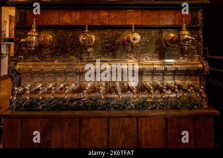 Weston, VT - États-Unis - 7 octobre 2022 Une vue rapprochée d'une fontaine de soda antique dans le Mildred's Grill; exposition de gros robinets de soda en laiton et d'une banque de petits Banque D'Images