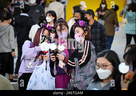 Busan, Corée du Sud. 15th octobre 2022. Les fans prennent des photos près du lieu pour un concert de BTS au stade principal de Busan Asiad à Busan, en Corée du Sud, sur 15 octobre 2022. Photo de Thomas Maresca/UPI crédit: UPI/Alay Live News Banque D'Images