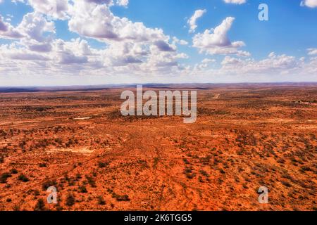 Vaste désert aride de terre rouge outback à la colline brisée à Silverton en Australie - paysage aérien. Banque D'Images