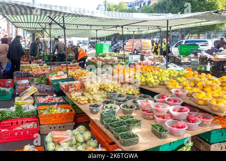 Stand de fruits et légumes dans le marché, Whitechapel Road, Whitechapel, le quartier de Londres de Tower Hamlets, Grand Londres, Angleterre, Royaume-Uni Banque D'Images