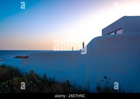 Silhouette de coucher de soleil d'une maison traditionnelle d'Ibizan Banque D'Images